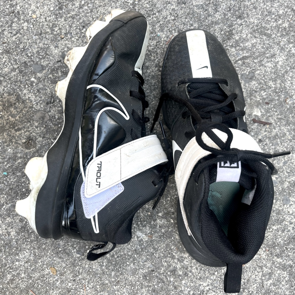 Nike cleats. Big boys size 5.5. Good condition.